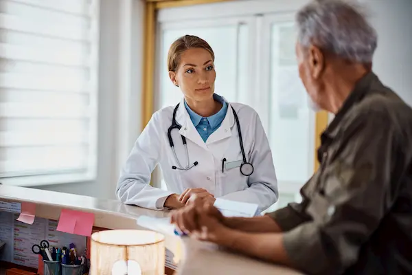 doctora en un módulo de salud