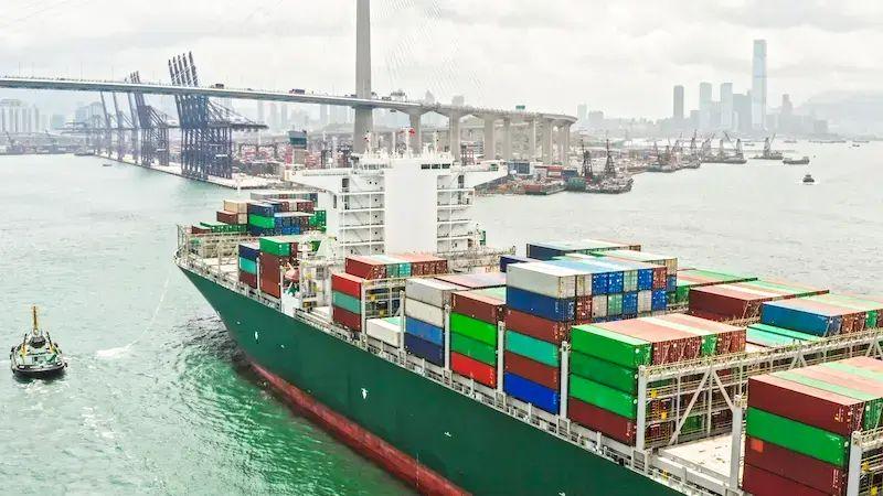 gran barco con diferentes tipos de contenedores marítimos
